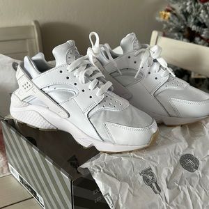 Steal! ❤️❤️Brand New Nike Air Huarache with Box